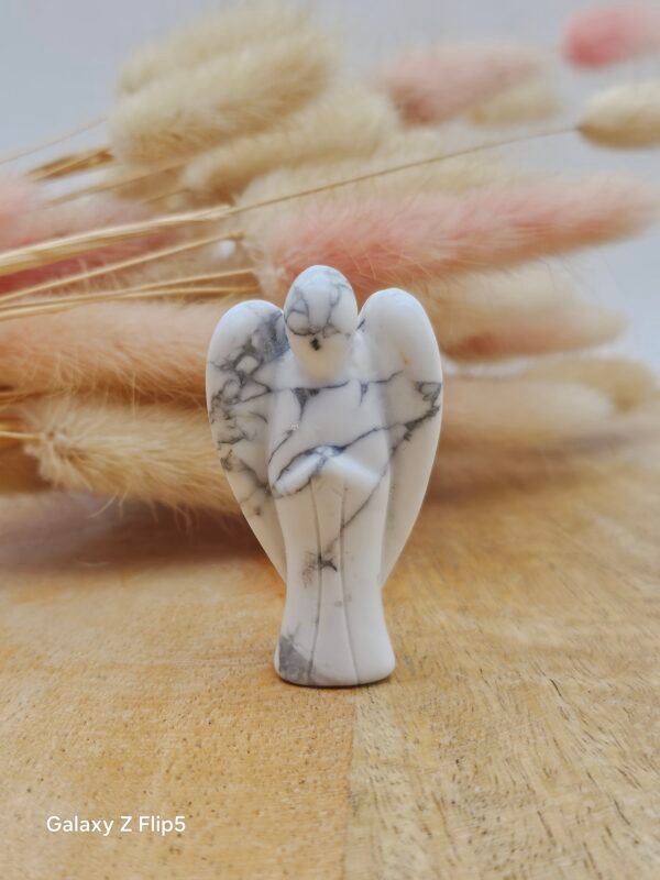 Ange howlite blanche